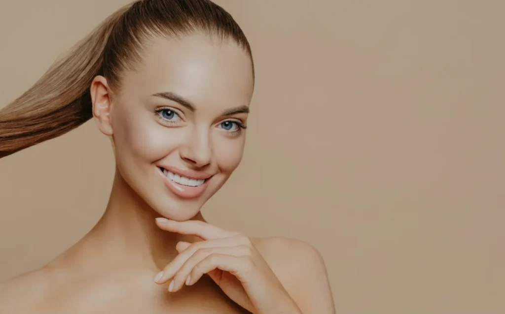 Mujer sonriente con piel firme