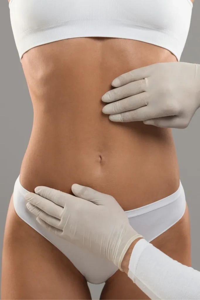 Médica valorando el abdomen de una paciente, medicina corporal