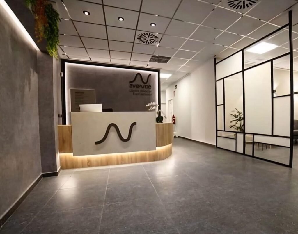 Recepción de la Clínica Avence en Murcia, con el mostrador iluminado y la entrada a las consultas